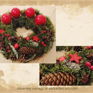 Adventes vainags ar sarkanām odziņām un sarkanām bumbām